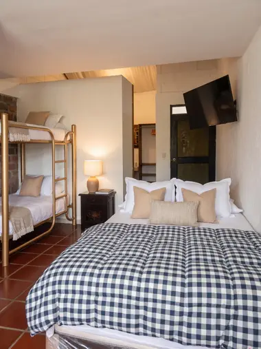 Habitación María Cano: dos camas dobles, una litera y Smart TV