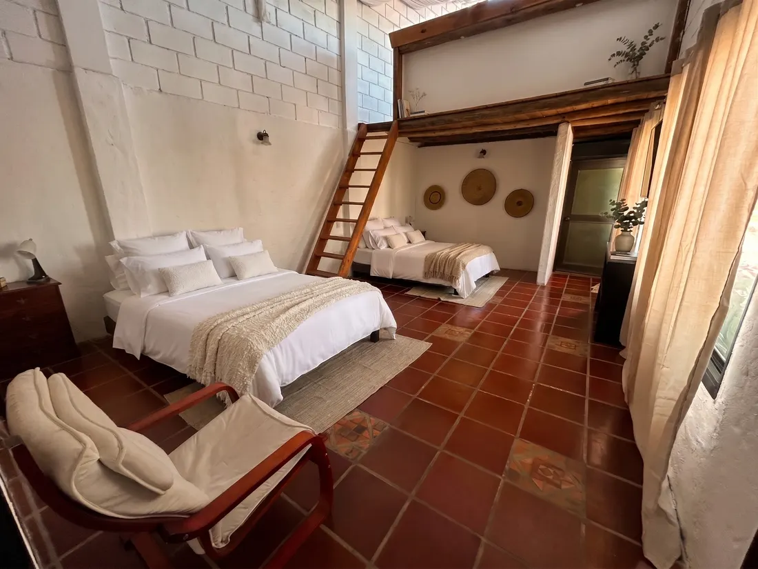 Habitación María Concepción Loperena: dos camas dobles y televisor