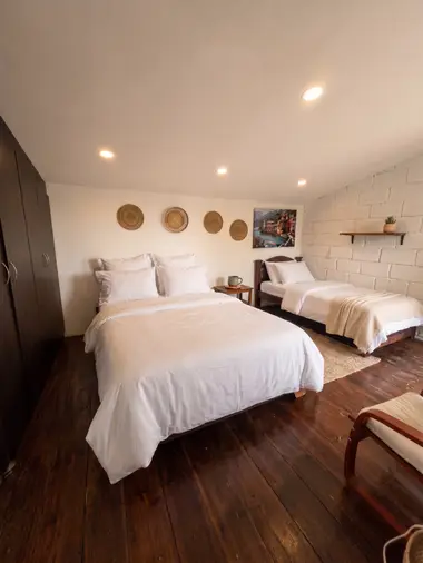 Habitación María Isabel Urrutia: cama doble, cama sencilla y televisor