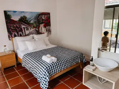 Habitación María Josefa Acevedo de Gómez: cama doble y televisor