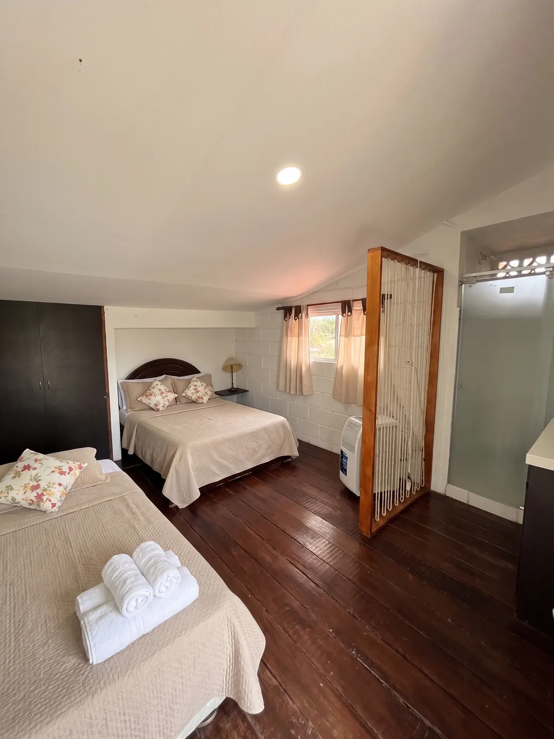 Habitación María Mercedes Carranza: cama doble, cama sencilla y televisor