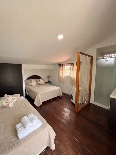 Habitación María Mercedes Carranza: cama doble, cama sencilla y televisor